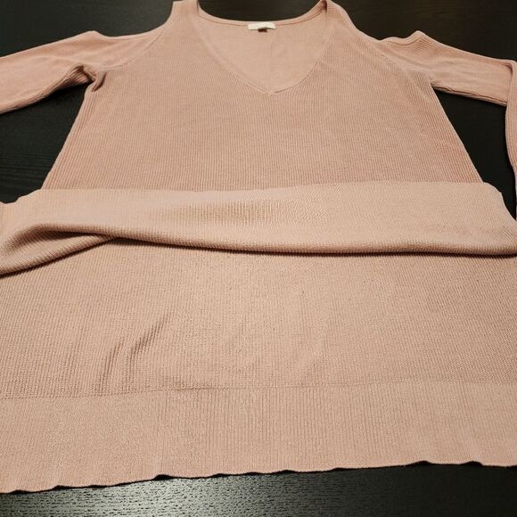 14th & Union Cold Shoulder V Neck Hi Low Long Sleeve Sweater - Picture 3 of 8